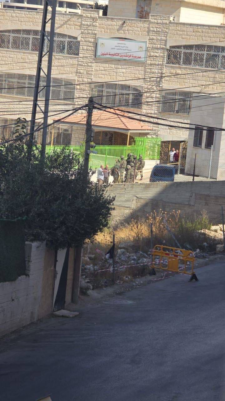 الاحتلال يقتحم 6 مدارس ويحتجز عددا من المعلمين  في الخليل 